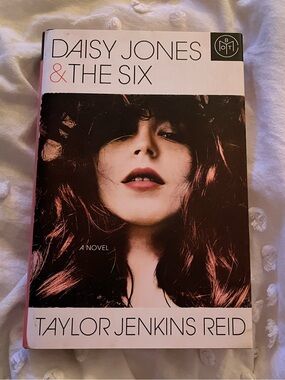 Daisy Jones & The Six Novel